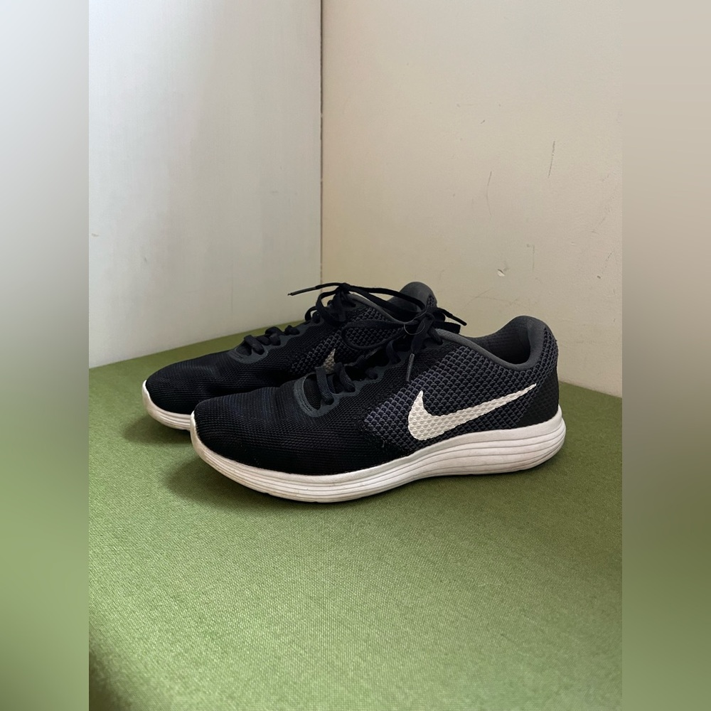 Nike Women’s Black & Gray Running Shoes with White Swoosh - Picture 3 of 8
